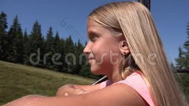 滑雪缆车上的<strong>儿童</strong>，滑雪缆车上的旅游女孩，高山铁路上的<strong>儿童</strong>